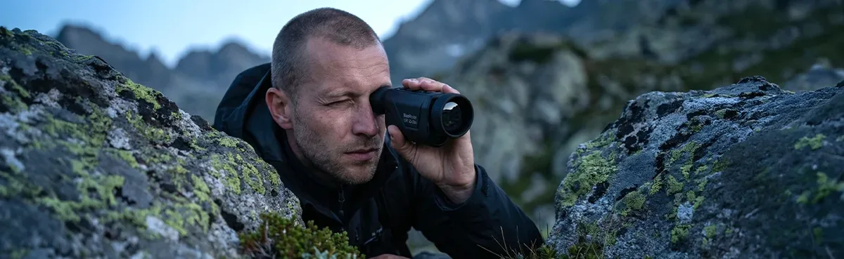 ATN BlazeHunter 650 LRF termisk spotter i brug i bjergterræn