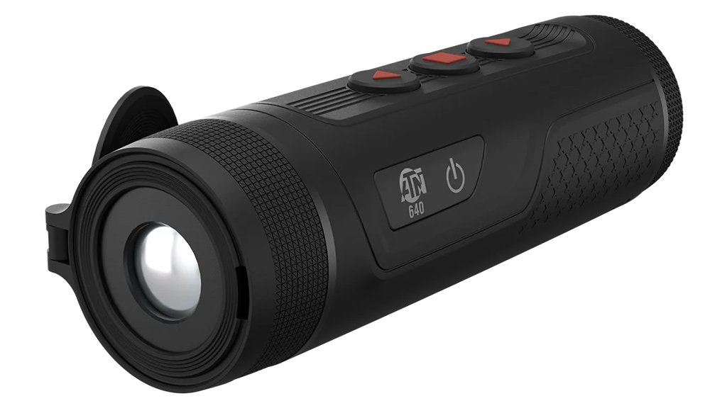 Studiefoto af den sorte ATN BlazeTrek 6 termiske spotter set på skrå med 19 mm-objektivet, betjeningsknapperne foroven og tænd/sluk-knappen med ATN-logo og 640-mærkning